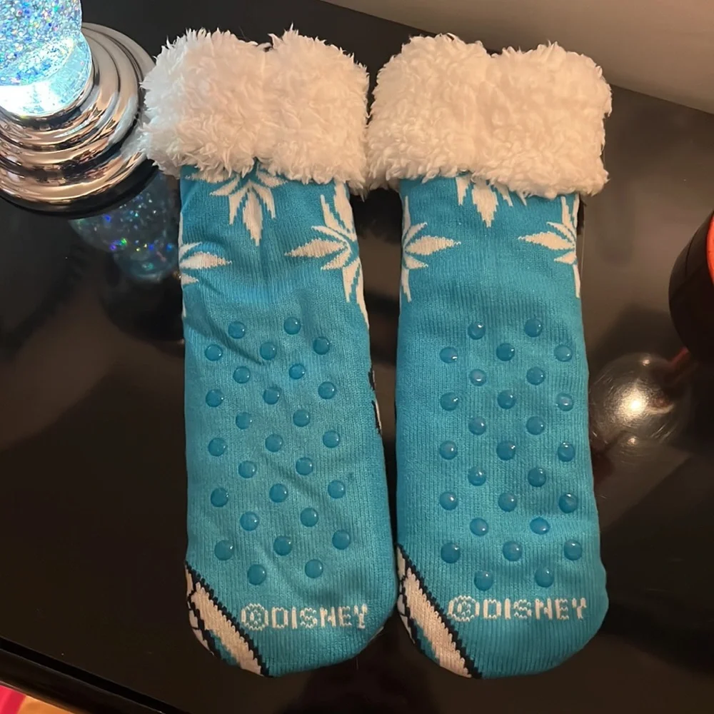 🆑FINAL PRICE‼️ Women’s size Small comfy Frozen Elsa socks with grips on bottoms - Picture 2 of 2